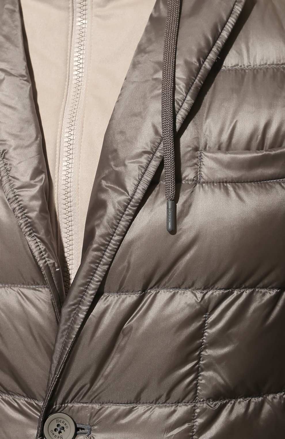 Мужская пуховая куртка HERNO серого цвета, арт. PI00079UR/12020 | Фото 5 (Кросс-КТ: Куртка; Рукава: Длинные; Материал внешний: Синтетический материал; Мужское Кросс-КТ: Куртка-верхняя одежда; Материал подклада: Синтетический материал; Длина (верхняя одежда): Короткие; Материал утеплителя: Пух и перо; Стили: Кэжуэл)