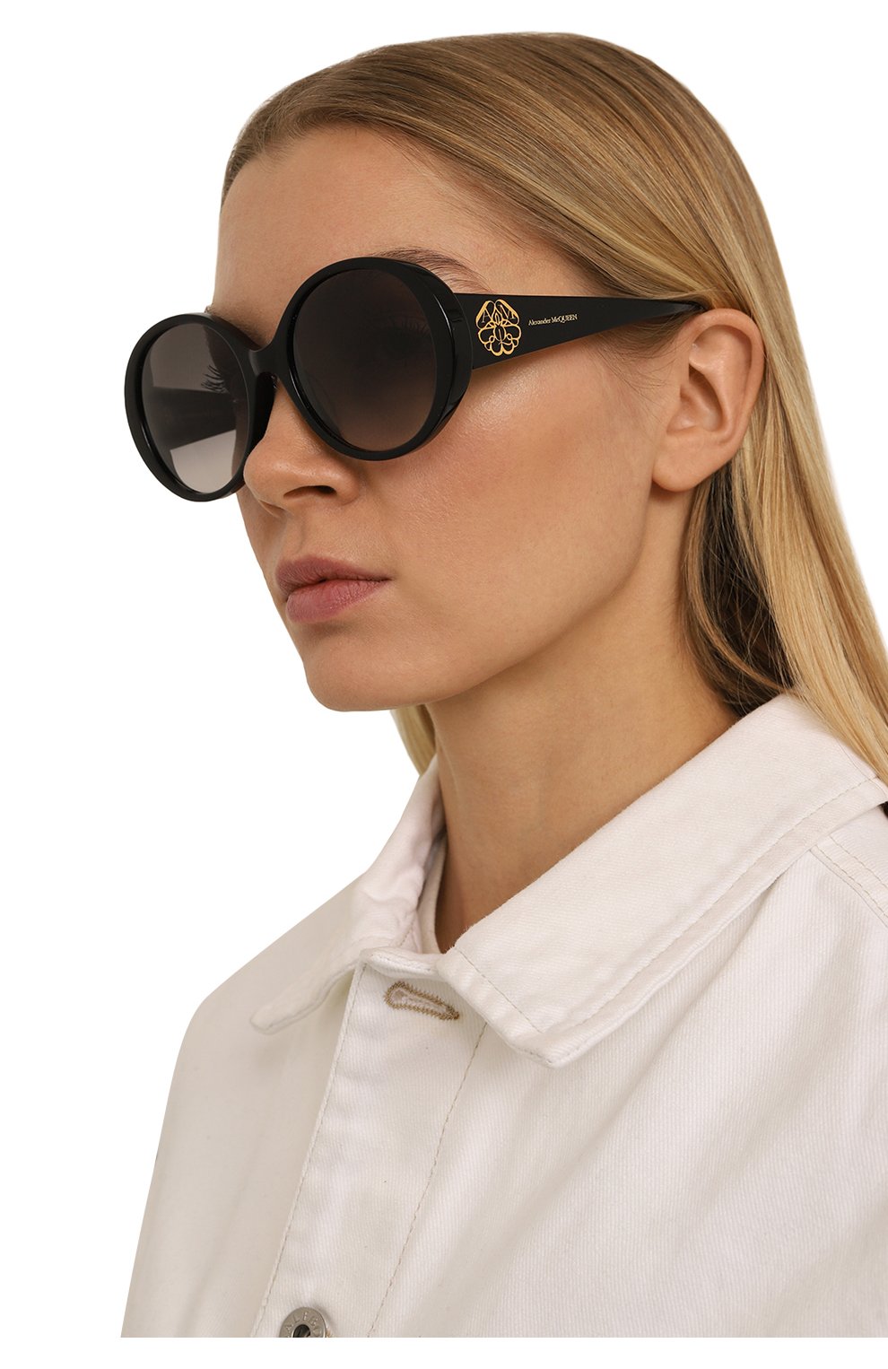 Женские солнцезащитные очки ALEXANDER MCQUEEN черного цвета, арт. AM0285S 002 | Фото 2 (Материал: Пластик; Тип очков: С/з; Оптика Гендер: оптика-женское; Очки форма: Круглые)