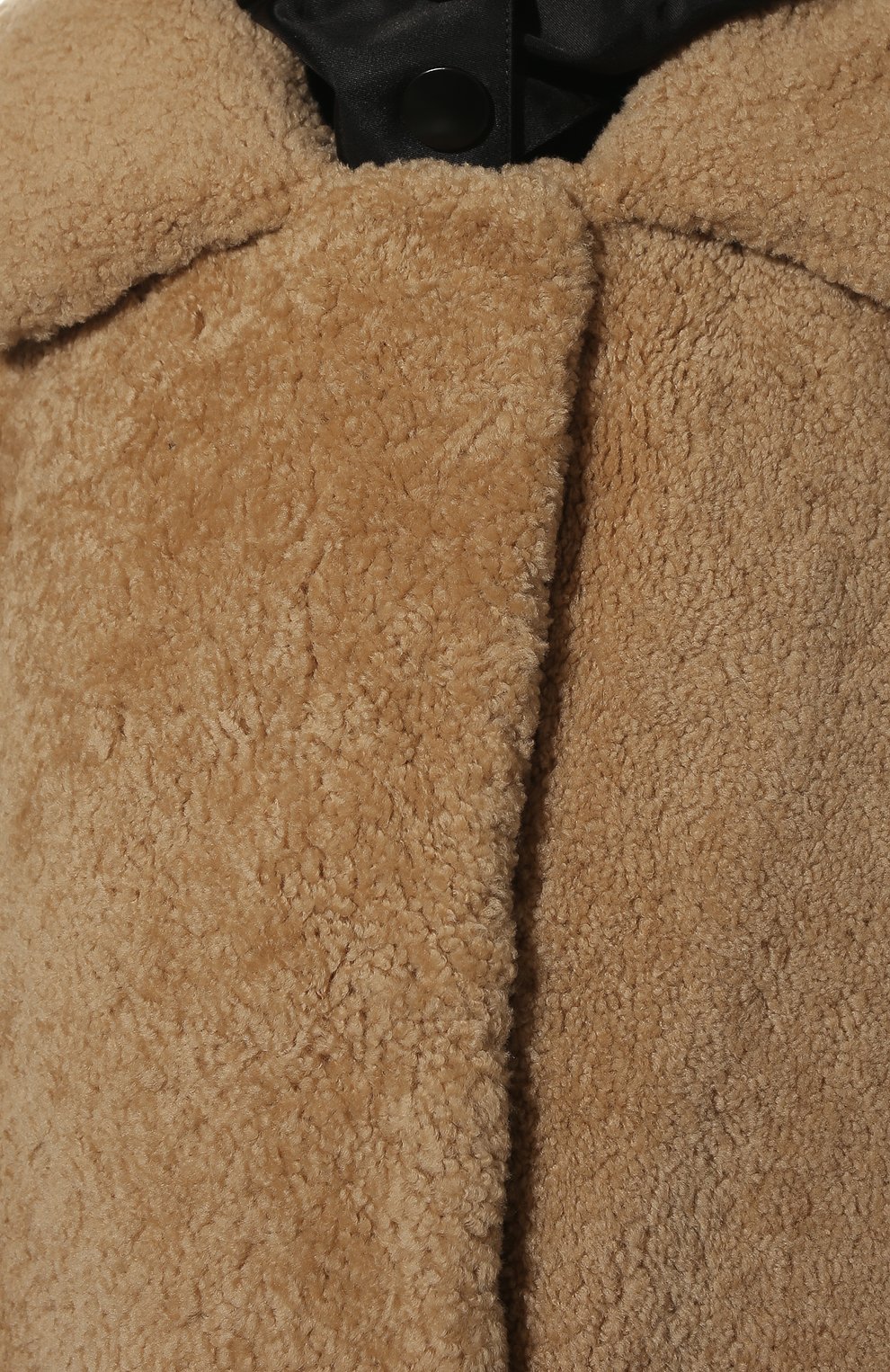 Женская шуба из овчины PRADA бежевого цвета, арт. 56A011-1ZIK-F0627 | Фото 5 (Женское Кросс-КТ: Мех; Рукава: Длинные; Материал внешний: Натуральный мех, Натуральная кожа; Длина (верхняя одежда): До середины бедра; Стили: Кэжуэл)