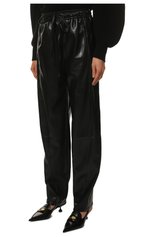 Женские брюки из экокожи LOW CLASSIC черного цвета, арт. L0W22PF_PT06BK | Фото 3 (Силуэт Ж (брюки и джинсы): Широкие; Длина (брюки, джинсы): Стандартные; Женское Кросс-КТ: Брюки-одежда; Материал внешний: Синтетический материал; Стили: Гранж; Кросс-КТ: экокожа)