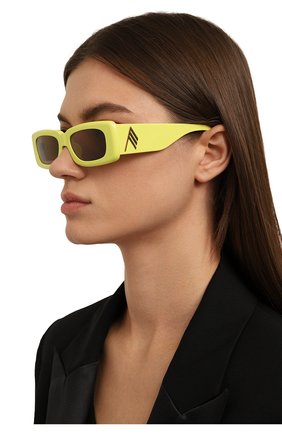 Женские солнцезащитные очки THE ATTICO желтого цвета, арт. ATTIC016C12 SUN | Фото 2 (Тип очков: С/з; Очки форма: Прямоугольные; Оптика Гендер: оптика-женское)