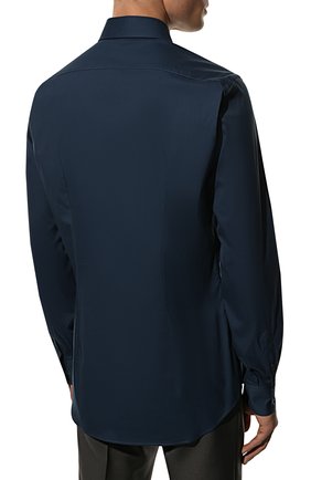 Мужская хлопковая рубашка PRADA темно-синего цвета, арт. UCM608-F62-F0RU7 | Фото 4 (Манжеты: На пуговицах; Воротник: Кент; Рукава: Длинные; Случай: Повседневный; Длина (для топов): Стандартные; Рубашки М: Slim Fit; Материал внешний: Хлопок; Принт: Однотонные; Стили: Кэжуэл)