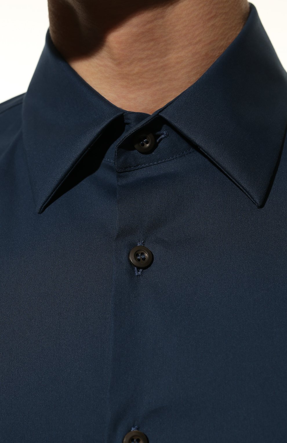 Мужская хлопковая рубашка PRADA темно-синего цвета, арт. UCM608-F62-F0RU7 | Фото 5 (Манжеты: На пуговицах; Воротник: Кент; Рукава: Длинные; Случай: Повседневный; Длина (для топов): Стандартные; Рубашки М: Slim Fit; Материал внешний: Хлопок; Принт: Однотонные; Стили: Кэжуэл)