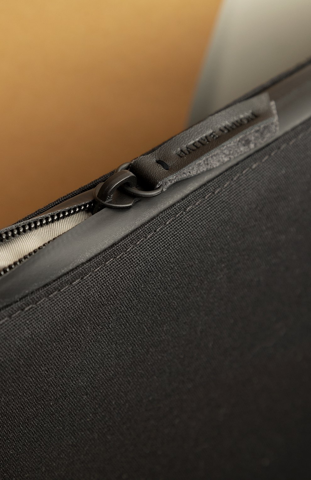 Защитный чехол stow lite sleeve для macbook 16" NATIVE UNION черного цвета по цене 7590 руб., арт. STOW-LT-MBS-BLK-16 | Фото 4 Защитный чехол stow lite sleeve для macbook 16" NATIVE UNION черного цвета, арт. STOW-LT-MBS-BLK-16 | Фото 4