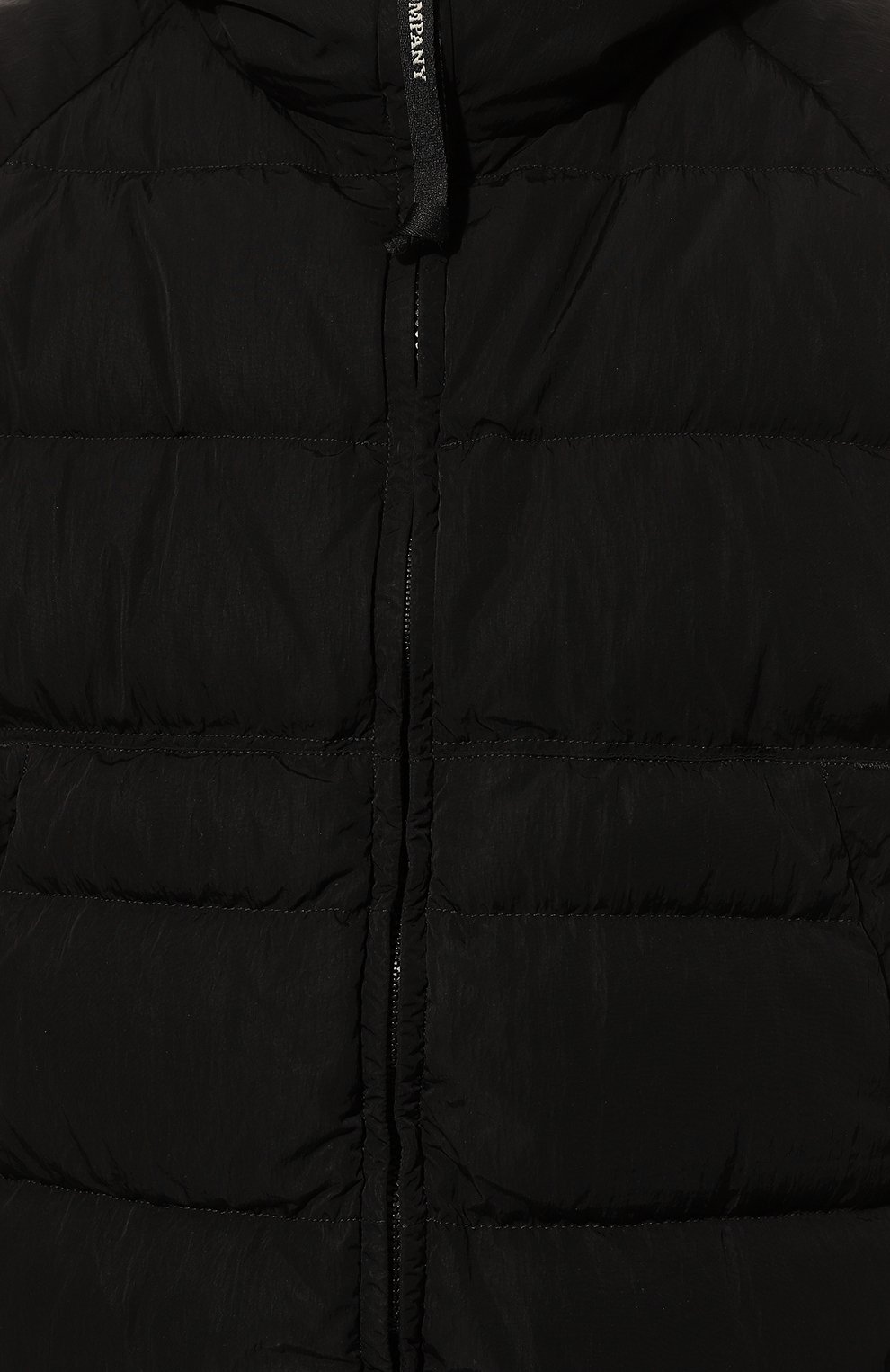 Мужская пуховая куртка C.P. COMPANY черного цвета, арт. 13CM0W027A/006369G | Фото 5 (Кросс-КТ: Куртка; Рукава: Длинные; Материал внешний: Синтетический материал; Мужское Кросс-КТ: Куртка-верхняя одежда; Материал подклада: Синтетический материал; Длина (верхняя одежда): Короткие; Материал утеплителя: Пух и перо; Стили: Кэжуэл)