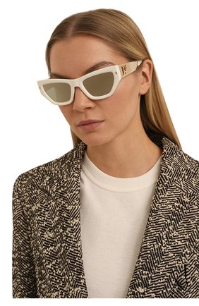 Женские солнцезащитные очки DSQUARED2 белого цвета, арт. D20033 SZJ | Фото 2 (Материал: Пластик; Тип очков: С/з; Оптика Гендер: оптика-женское; Очки форма: Cat-eye)
