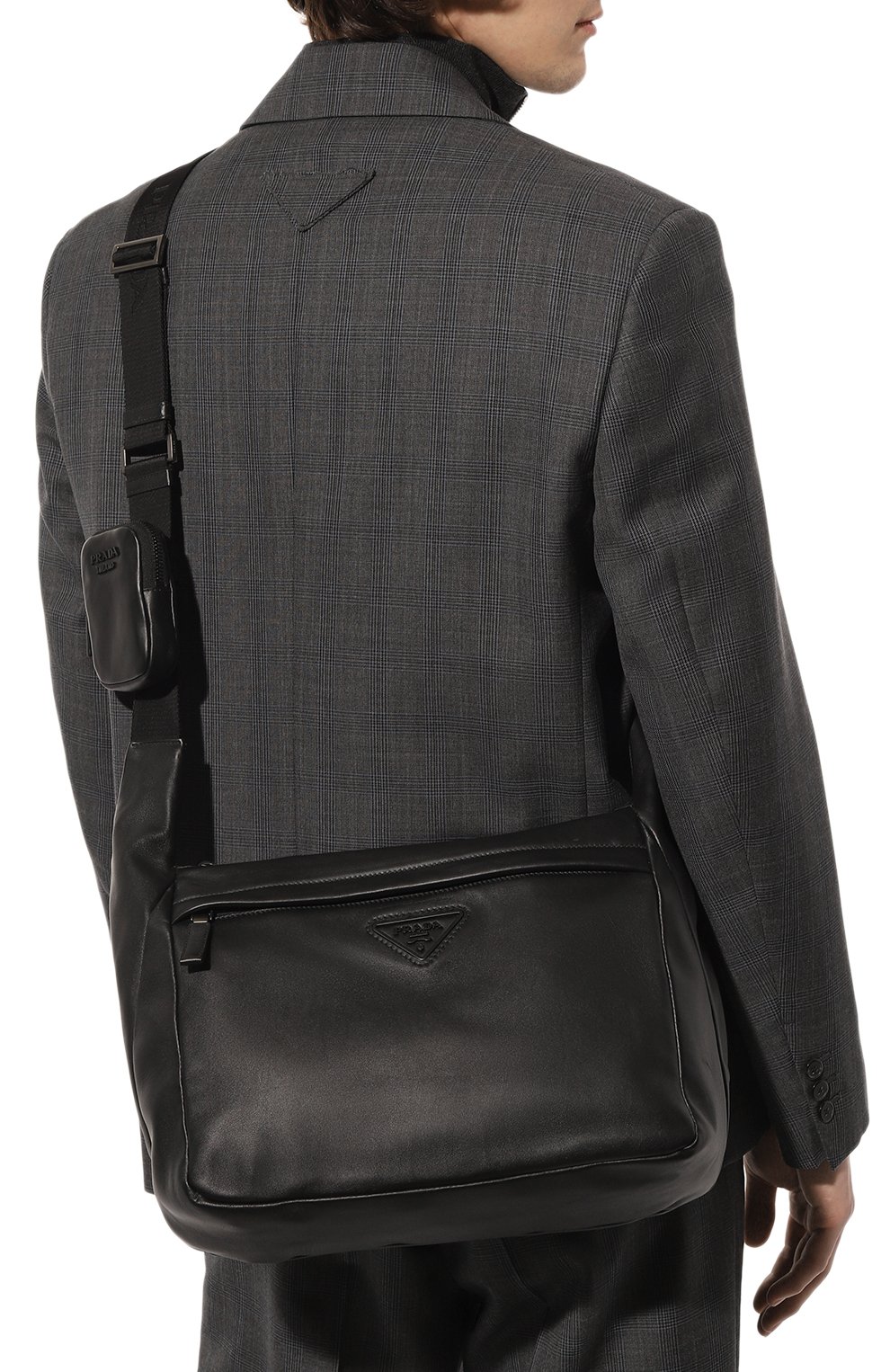 Мужская кожаная сумка PRADA черного цвета, арт. 2VH125-2DMF-F0002-OOO | Фото 2 (Размер: medium; Материал: Натуральная кожа; Ремень/цепочка: На ремешке)