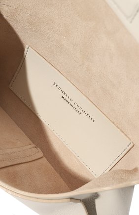 Женская сумка BRUNELLO CUCINELLI кремвого цвета, арт. MBHEDB1055 | Фото 4 (Сумки-технические: Сумки через плечо; Материал: Натуральная кожа; Размер: mini; Ремень/цепочка: На ремешке)