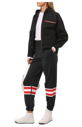Женская куртка prada linea rossa PRADA черного цвета, арт. 291784-1V94-F0002-201 | Фото 2 (Кросс-КТ: Куртка; Рукава: Длинные; Материал внешний: Синтетический материал; Стили: Спорт-шик; Длина (верхняя одежда): Короткие)