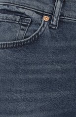 Женские джинсы 7 FOR ALL MANKIND синего цвета, арт. JSA71200XS | Фото 5 (Кросс-КТ: Деним; Длина (брюки, джинсы): Стандартные; Силуэт Ж (брюки и джинсы): Прямые; Стили: Гранж; Материал внешний: Хлопок, Деним; Детали: Потертости)