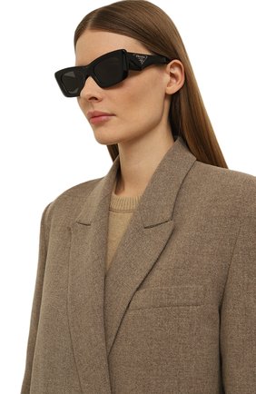 Женские солнцезащитные очки PRADA черного цвета, арт. 13ZS-1AB5S0 | Фото 2 (Тип очков: С/з; Материал: Пластик; Оптика Гендер: оптика-женское; Очки форма: Прямоугольные)