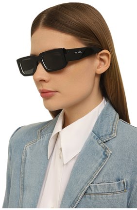 Женские солнцезащитные очки PRADA черного цвета, арт. 06YS-09Q5S0 | Фото 2 (Тип очков: С/з; Кросс-КТ: С/з-унисекс; Оптика Гендер: оптика-унисекс; Очки форма: Прямоугольные)