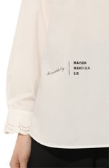 Женская хлопковая рубашка MM6 белого цвета, арт. S52DL0204/S47294 | Фото 5 (Рукава: Длинные; Принт: Без принта; Женское Кросс-КТ: Рубашка-одежда; Длина (для топов): Удлиненные; Материал внешний: Хлопок; Стили: Минимализм)