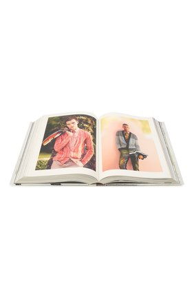 Книга bottega veneta «art of collaboration» BOTTEGA VENETA разноцветного цвета по цене 23650 руб., арт. 415397/VEGB0 | Фото 5 Книга bottega veneta «art of collaboration» BOTTEGA VENETA разноцветного цвета, арт. 415397/VEGB0 | Фото 5 (Статус проверки: Проверена категория)
