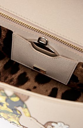 Женская сумка sicily medium new с аппликацией dg family DOLCE & GABBANA бежевая цвета, арт. 0116/BB6002/AB428 купить в ЦУМ | Фото №4 Сумка Sicily medium new с аппликацией DG FAMILY Dolce & Gabbana бежевая цвета | Фото №4