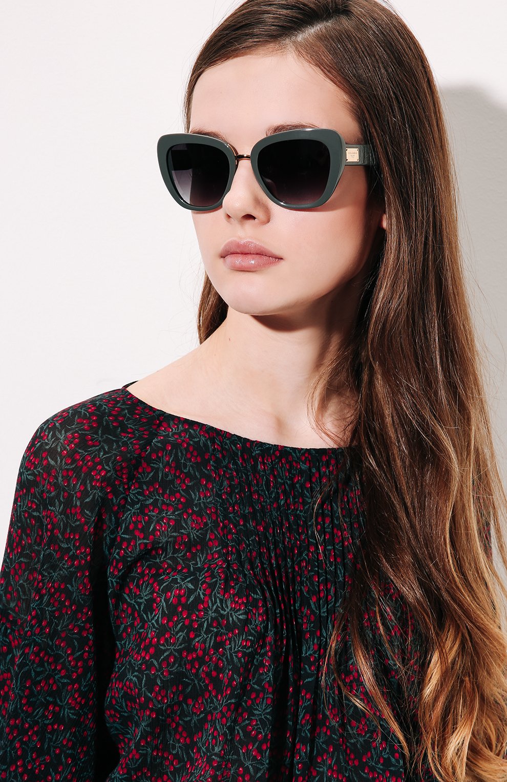 Женские серые солнцезащитные очки Dolce & Gabbana, арт. 4296-30908G купить в ЦУМ | Фото №2 Солнцезащитные очки Dolce & Gabbana серые | Фото №2