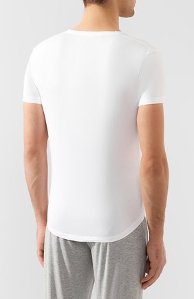 Мужская хлопковая футболка с v-образным вырезом ORLEBAR BROWN белого цвета, арт. 259687 | Фото 4 (Принт: Без принта; Рукава: Короткие; Длина (для топов): Стандартные; Материал внешний: Хлопок; Статус проверки: Проверено, Проверена категория; Стили: Кэжуэл)