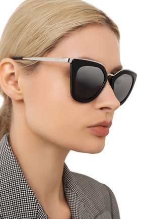 Женские солнцезащитные очки PRADA черного цвета по цене 21300 руб., арт. 53SS-1AB6N2 | Фото 2 Женские солнцезащитные очки PRADA черного цвета, арт. 53SS-1AB6N2 | Фото 2