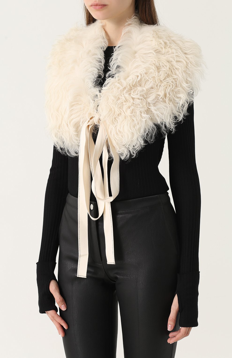 Женский бежевый воротник из меха овчины Helmut Lang, арт. H05HW001 купить в ЦУМ | Фото №3 Воротник из меха овчины Helmut Lang бежевый | Фото №3