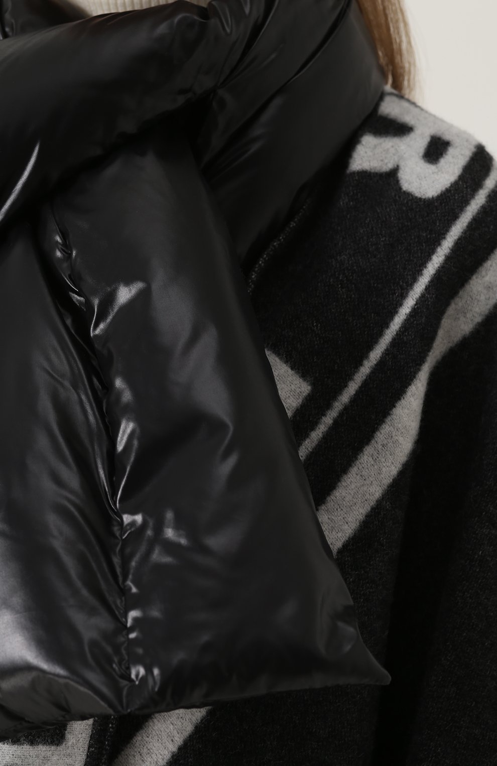 Женская серая вязаное пончо с шарфом Moncler, арт. C2-093-00840-00-0840C купить в ЦУМ | Фото №5 Вязаное пончо с шарфом Moncler серая | Фото №5