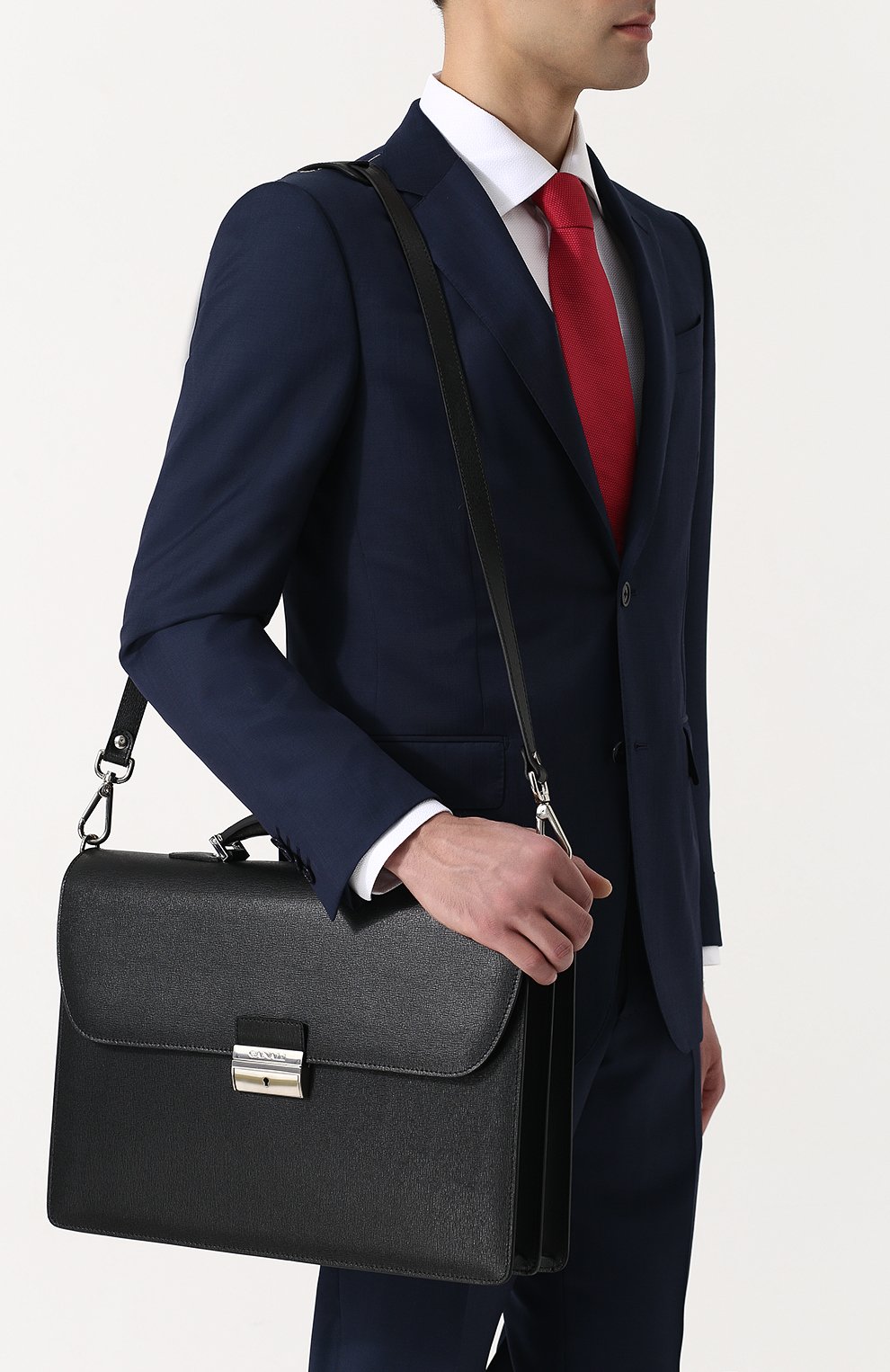Мужской черный кожаный портфель с плечевым ремнем Canali, арт. P325328/NA00053 купить в ЦУМ | Фото №5 Кожаный портфель с плечевым ремнем Canali черный | Фото №5