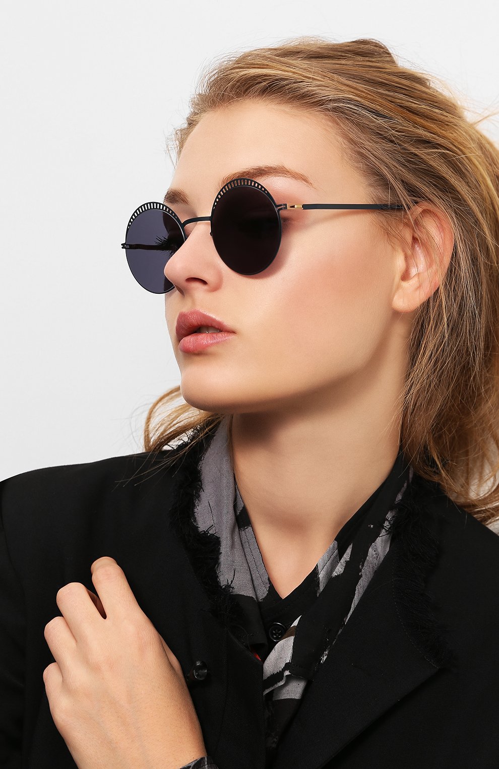 Женские солнцезащитные очки MYKITA черного цвета по цене 45150 руб., арт. STUDI0 1.4/INDIG0/G0LD/BRILLIANTBLUE | Фото 2 Женские солнцезащитные очки MYKITA черного цвета, арт. STUDI0 1.4/INDIG0/G0LD/BRILLIANTBLUE | Фото 2