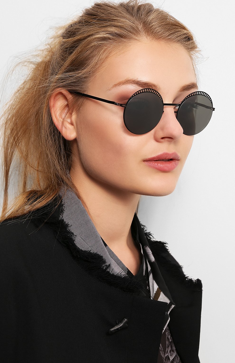 Женские солнцезащитные очки MYKITA черного цвета по цене 45150 руб., арт. STUDI0 1.4/BLACK/SILVER/BLACK | Фото 2 Женские солнцезащитные очки MYKITA черного цвета, арт. STUDI0 1.4/BLACK/SILVER/BLACK | Фото 2 (Очки форма: Круглые; Тип очков: С/з; Статус проверки: Требуются правки, Проверена категория; Оптика Гендер: оптика-женское)