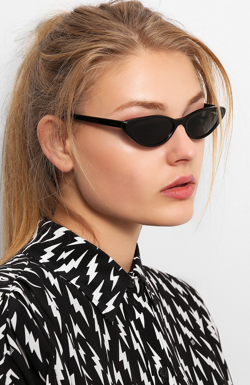 Женские солнцезащитные очки VOGUE EYEWEAR черного цвета по цене 6900 руб., арт. 5237S-W44/87 | Фото 2 Женские солнцезащитные очки VOGUE EYEWEAR черного цвета, арт. 5237S-W44/87 | Фото 2