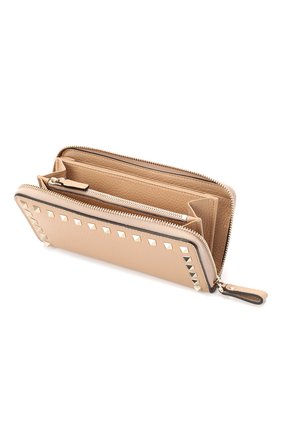 Кожаный кошелек на молнии Valentino Garavani Rockstud Valentino, бежевого цвета, арт. QW1P0645/VSH в ЦУМ | Фото №3 Кожаный кошелек на молнии Valentino Garavani Rockstud Valentino бежевого цвета | Фото №3