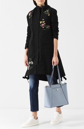 Женская сумка-тоут maddie medium MICHAEL MICHAEL KORS голубая цвета, арт. 30S8GN2T2L купить в ЦУМ | Фото №2 Сумка-тоут Maddie medium MICHAEL Michael Kors голубая цвета | Фото №2