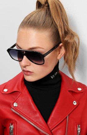 Женские солнцезащитные очки CELINE EYEWEAR черного цвета по цене 22200 руб., арт. CL40032U 01B | Фото 2 Женские солнцезащитные очки CELINE EYEWEAR черного цвета, арт. CL40032U 01B | Фото 2