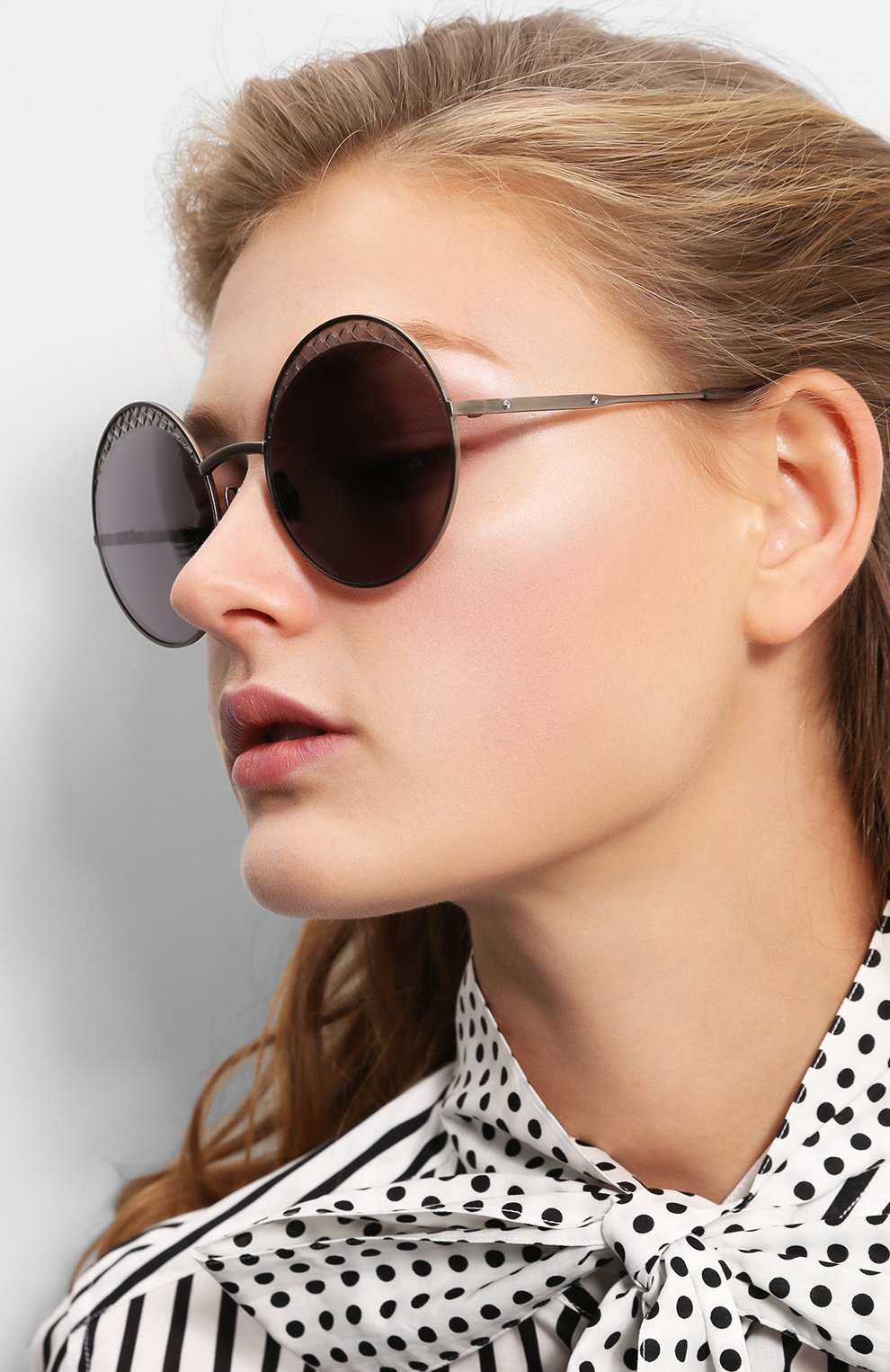 Женские серые солнцезащитные очки Bottega Veneta, арт. BV0190 001 купить в ЦУМ | Фото №2 Солнцезащитные очки Bottega Veneta серые | Фото №2
