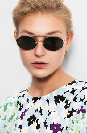 Женские солнцезащитные очки MIU MIU черного цвета по цене 24500 руб., арт. 60TS-ZVN301 | Фото 2 Женские солнцезащитные очки MIU MIU черного цвета, арт. 60TS-ZVN301 | Фото 2