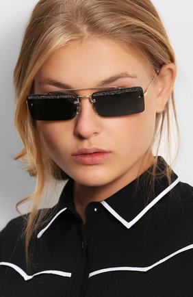 Женские темно-серые солнцезащитные очки Miu Miu, арт. 59TS-KI6301 купить в ЦУМ | Фото №2 Солнцезащитные очки Miu Miu темно-серые | Фото №2
