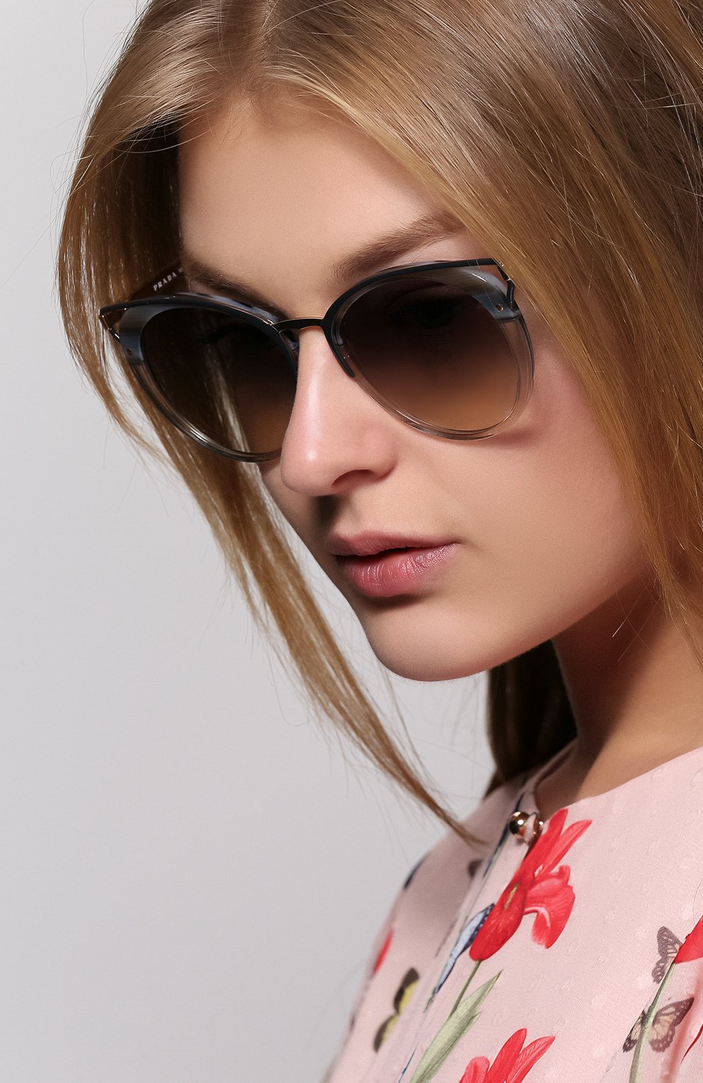 Женские солнцезащитные очки PRADA серого цвета по цене 21700 руб., арт. 66TS-MRU130 | Фото 2 Женские солнцезащитные очки PRADA серого цвета, арт. 66TS-MRU130 | Фото 2