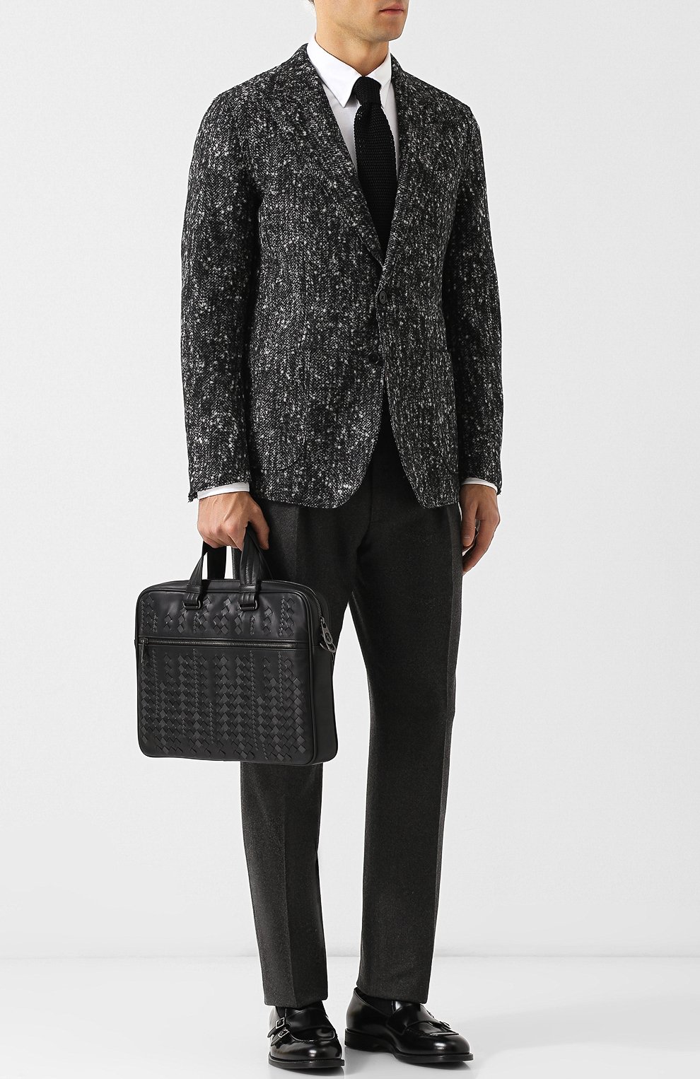 Мужской черный кожаный портфель с плечевым ремнем Bottega Veneta, арт. 523320/VM40U купить в ЦУМ | Фото №2 Кожаный портфель с плечевым ремнем Bottega Veneta черный | Фото №2