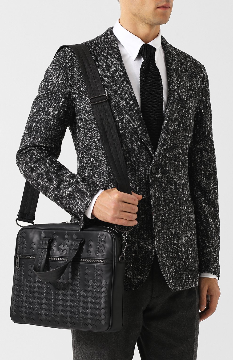 Мужской черный кожаный портфель с плечевым ремнем Bottega Veneta, арт. 523320/VM40U купить в ЦУМ | Фото №5 Кожаный портфель с плечевым ремнем Bottega Veneta черный | Фото №5
