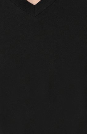 Мужская хлопковая футболка с v-образным вырезом TOM FORD черного цвета, арт. BR238/TFJ927 | Фото 5 (Принт: Без принта; Рукава: Короткие; Длина (для топов): Стандартные; Материал внешний: Хлопок; Стили: Кэжуэл)