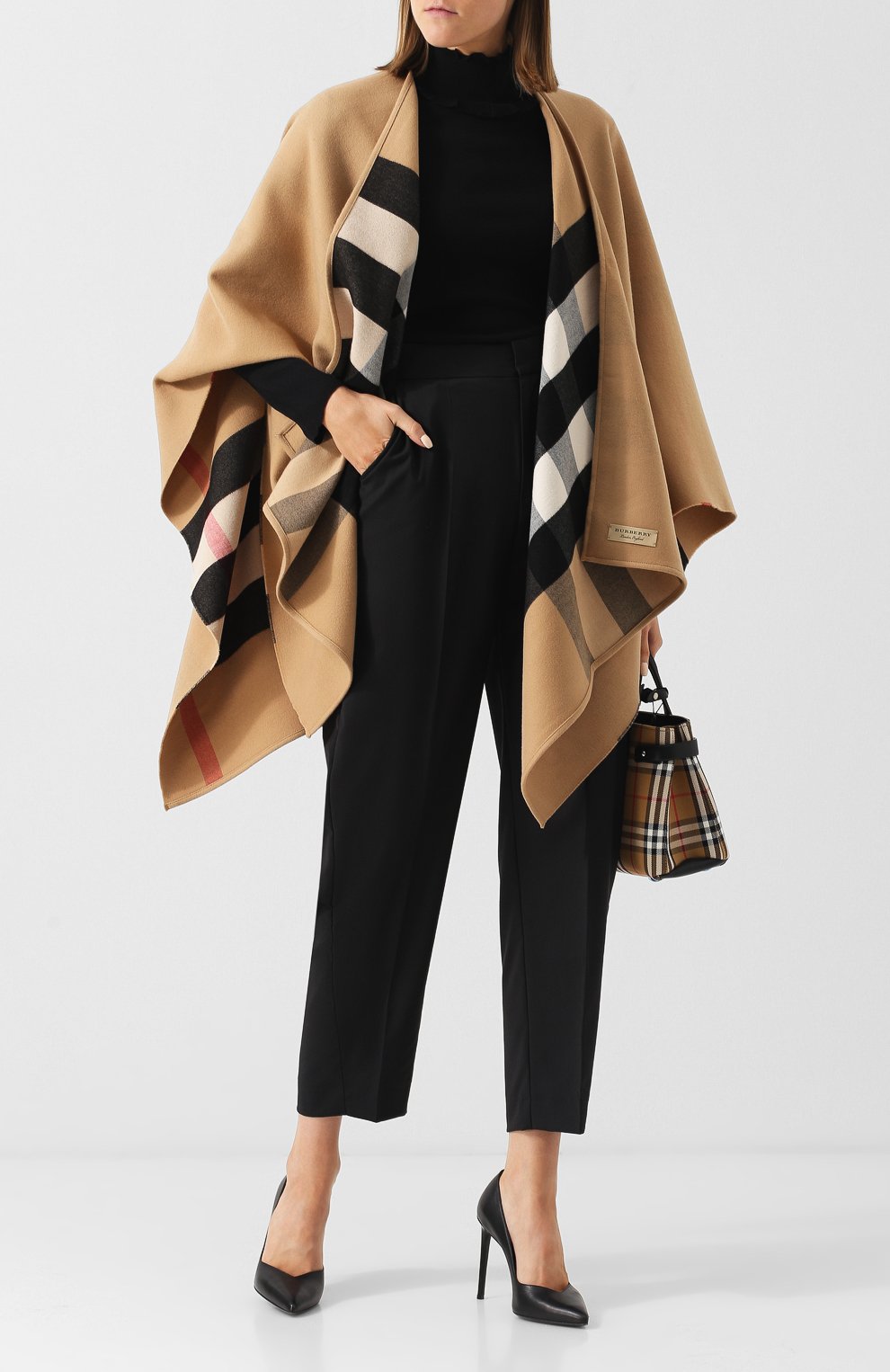 Женская бежевая шерстяное пончо с контрастной подкладкой Burberry, арт. 4029406 купить в ЦУМ | Фото №2 Шерстяное пончо с контрастной подкладкой Burberry бежевая | Фото №2