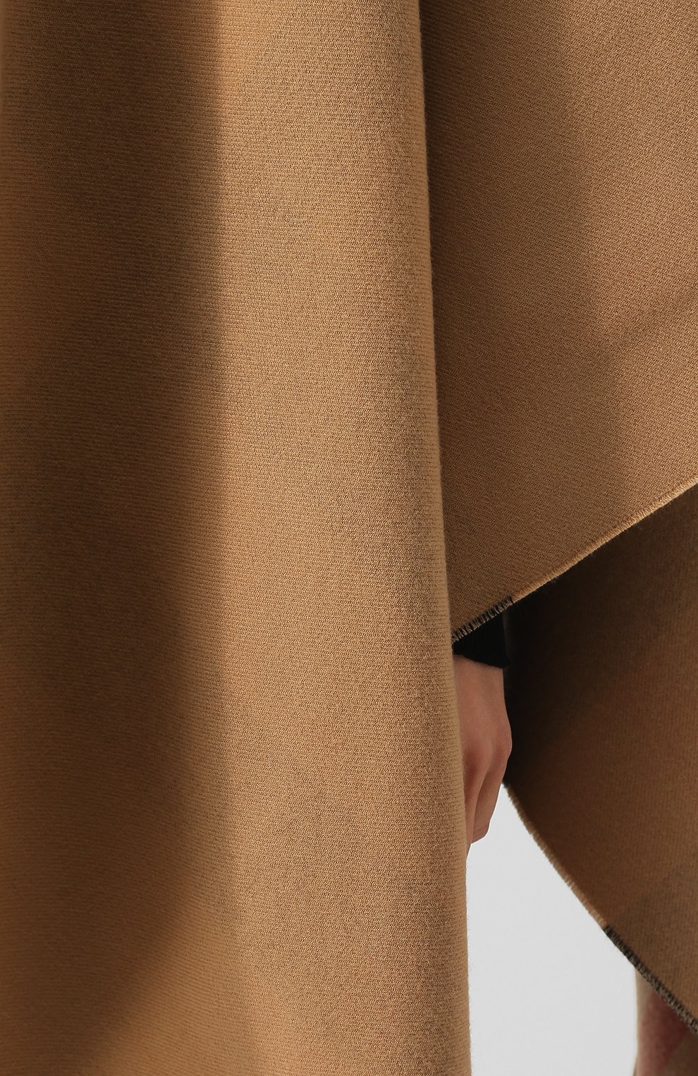 Женская бежевая шерстяное пончо с контрастной подкладкой Burberry, арт. 4029406 купить в ЦУМ | Фото №5 Шерстяное пончо с контрастной подкладкой Burberry бежевая | Фото №5