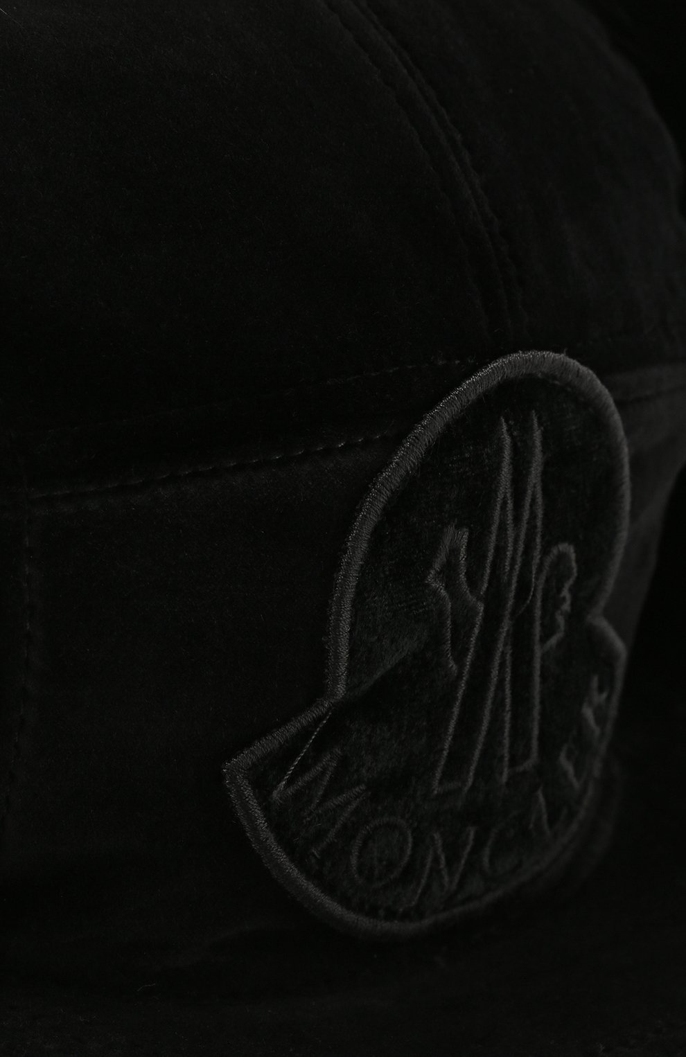 Шапка с меховой отделкой и логотипом бренда Moncler, черного цвета, арт. D2-093-00904-00-549SE в ЦУМ | Фото №3 Шапка с меховой отделкой и логотипом бренда Moncler черного цвета | Фото №3