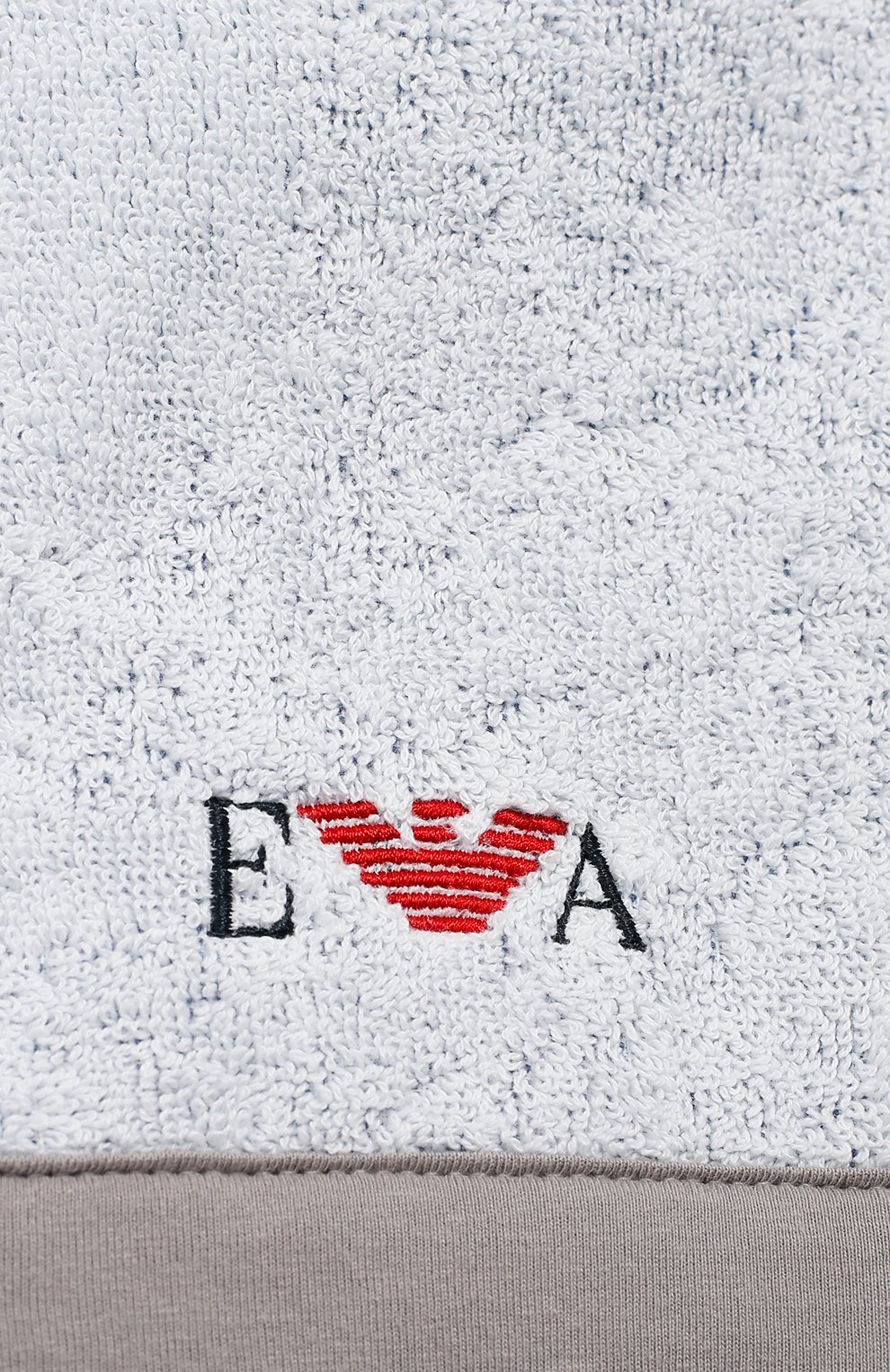Детского комплект из хлопкового халата и рукавицы EMPORIO ARMANI серого цвета по цене 9320 руб., арт. 407123/8A710 | Фото 3 Детского комплект из хлопкового халата и рукавицы EMPORIO ARMANI серого цвета, арт. 407123/8A710 | Фото 3