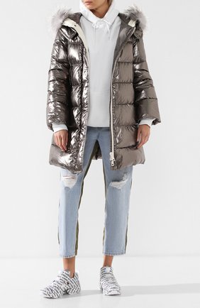 Женский стеганый пуховик с меховой отделкой капюшона MONCLER серебряного цвета по цене 186500 руб., арт. D2-093-49973-25-549F8 | Фото 2 Женский стеганый пуховик с меховой отделкой капюшона MONCLER серебряного цвета, арт. D2-093-49973-25-549F8 | Фото 2