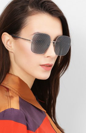 Женские солнцезащитные очки BOTTEGA VENETA серебряного цвета по цене 29700 руб., арт. BV0202 002 | Фото 2 Женские солнцезащитные очки BOTTEGA VENETA серебряного цвета, арт. BV0202 002 | Фото 2