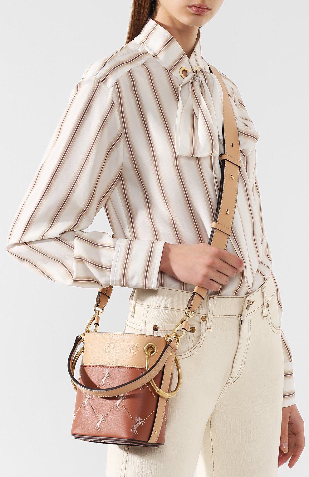 Женская сумка roy bucket mini CHLOÉ светло-коричневая цвета, арт. CHC18WS128A50 купить в ЦУМ | Фото №5 Сумка Roy Bucket mini Chloé светло-коричневая цвета | Фото №5