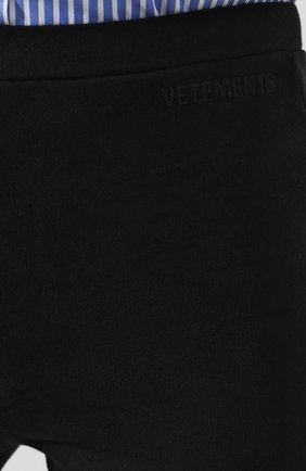 Женские черные расклешенные брюки из хлопка Vetements, арт. WSS197009 купить в ЦУМ | Фото №5 Расклешенные брюки из хлопка Vetements черные | Фото №5