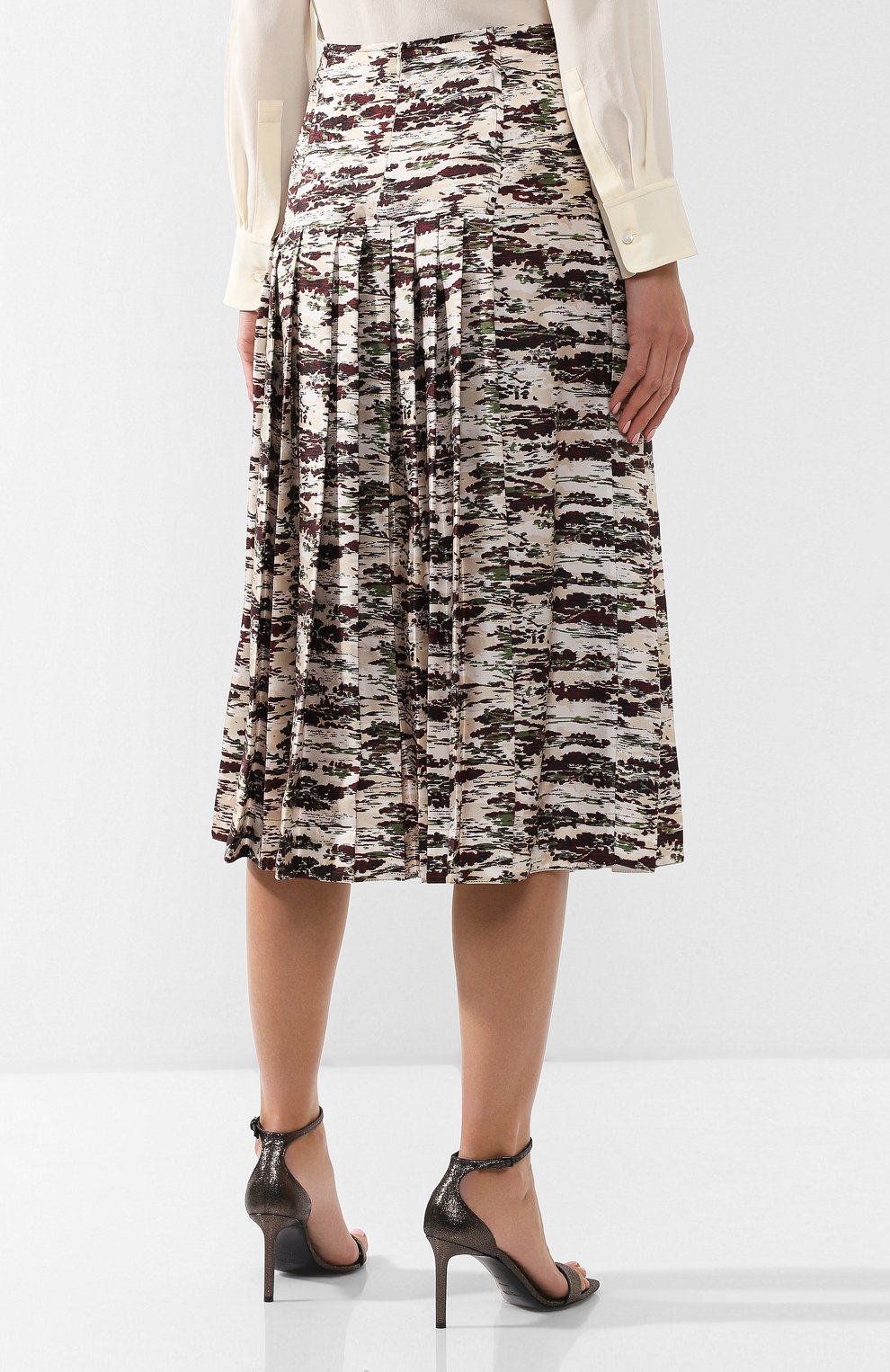 Женская бордовая шелковая юбка с принтом Victoria Beckham, арт. SK MID 3710 PSS19 SILK CAM0 PRINT купить в ЦУМ | Фото №4 Шелковая юбка с принтом Victoria Beckham бордовая | Фото №4