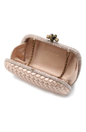 Клатч Chain Knot из сатина Bottega Veneta, бежевого цвета, арт. 498478/VG0HG в ЦУМ | Фото №4 Клатч Chain Knot из сатина Bottega Veneta бежевого цвета | Фото №4
