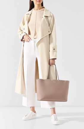 Женская сумка-тоут valentino garavani rockstud VALENTINO бежевая цвета, арт. RW2B0B70/VSF купить в ЦУМ | Фото №2 Сумка-тоут Valentino Garavani Rockstud Valentino бежевая цвета | Фото №2