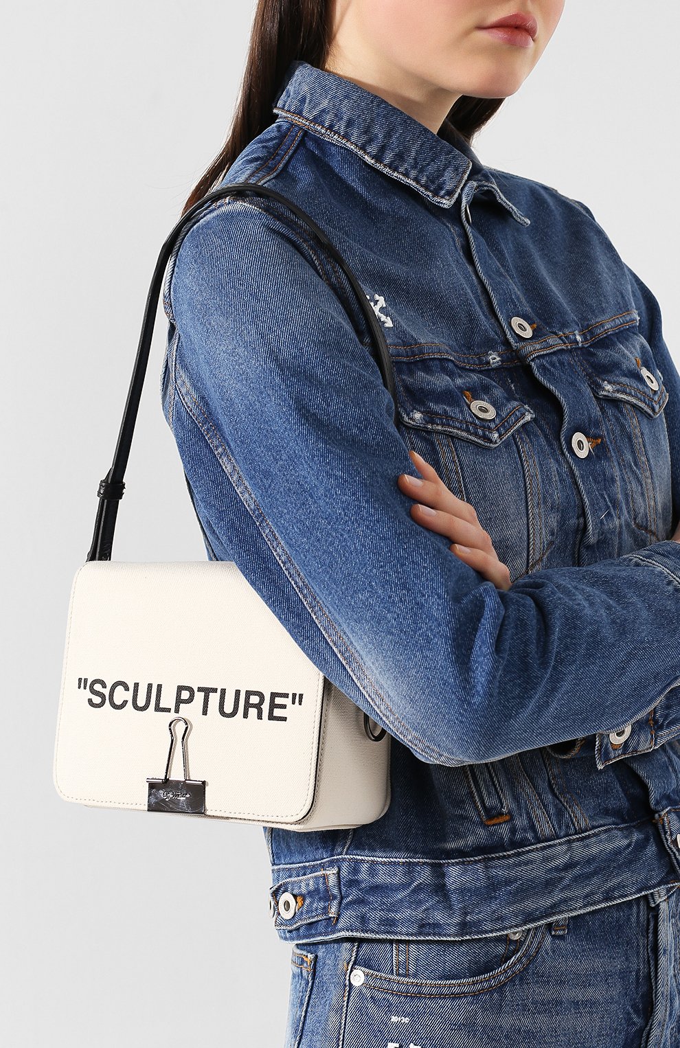 Женская сумка sculpture binder clip OFF-WHITE бежевая цвета, арт. 0WNA011R19B640854810 купить в ЦУМ | Фото №5 Сумка Sculpture Binder Clip Off-White бежевая цвета | Фото №5
